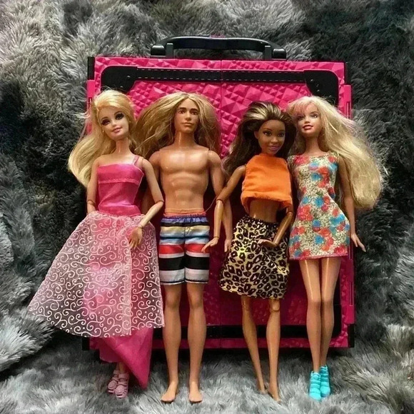 2011 Mattel Barbie Fashionista Wardrobe Carrying Case, with 4  Barbies - Picture 10 of 16